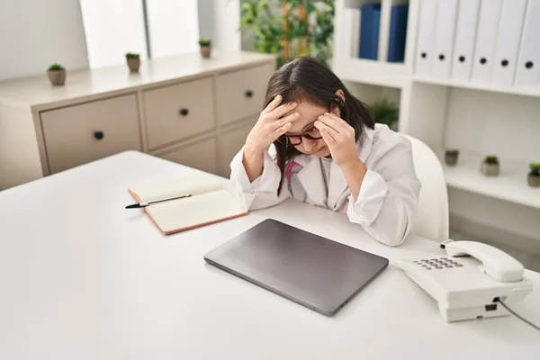 Downs Syndrom Kvinna Bär Läkare Uniform Stressad Arbetar Kliniken — Stockfoto