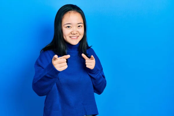 Ung Kinesisk Flicka Bär Casual Kläder Pekar Finger Till Kamera — Stockfoto