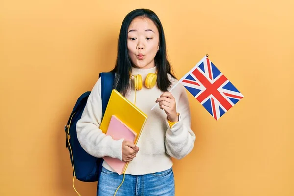 Joven Chica China Intercambio Estudiante Sosteniendo Bandera Del Reino Unido —  Fotos de Stock