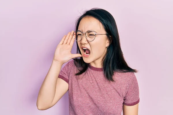 Joven Chica China Con Ropa Casual Gafas Gritando Gritando Fuerte —  Fotos de Stock
