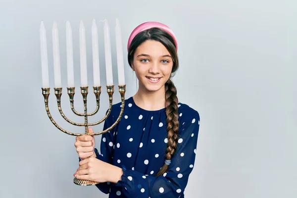 Menina Morena Jovem Segurando Menorah Hanukkah Vela Judaica Sorrindo Com — Fotografia de Stock