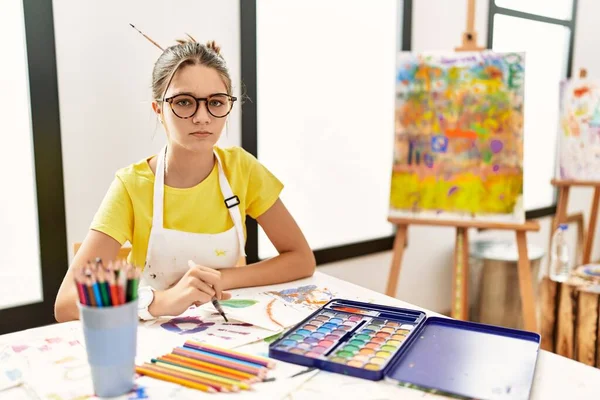 Giovane Adolescente Bruna Studio Arte Scettico Nervoso Accigliato Sconvolto Causa — Foto Stock