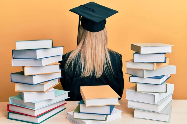 Joven Mujer Caucásica Vestida Con Bata Ceremonia Graduación Sentada Mesa — Foto de Stock