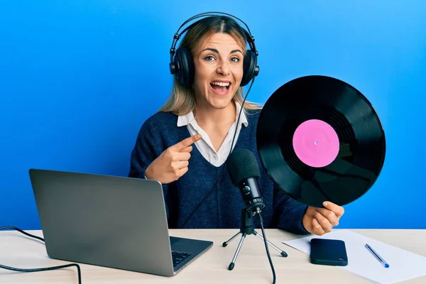 Junge Kaukasische Frau Die Radiostudio Arbeitet Hält Schallplatte Und Lächelt — Stockfoto