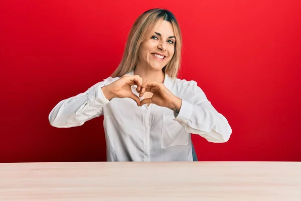 Mulher Caucasiana Jovem Vestindo Roupas Casuais Sentado Mesa Sorrindo Amor — Fotografia de Stock