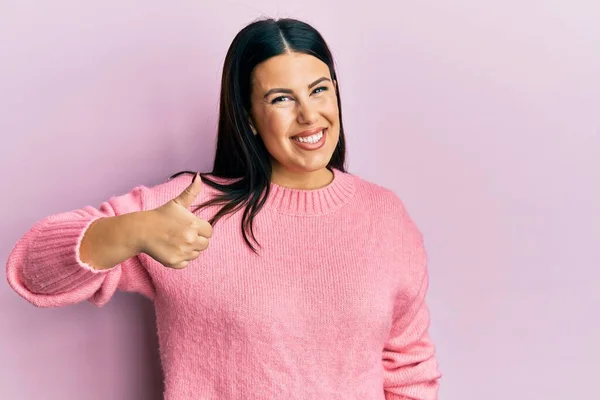 Schöne Brünette Frau Lässigem Winterpullover Lächelt Glücklich Und Positiv Daumen — Stockfoto