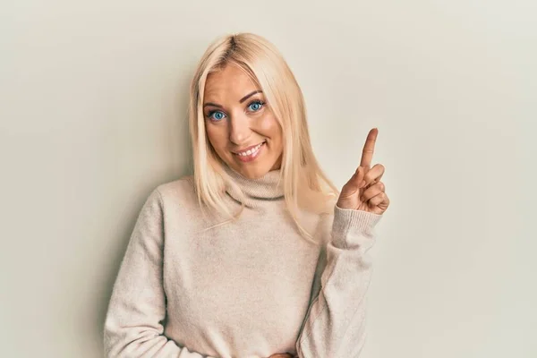 Ung Blond Kvinna Klädd Avslappnad Vinter Polotröja Leende Med Idé — Stockfoto