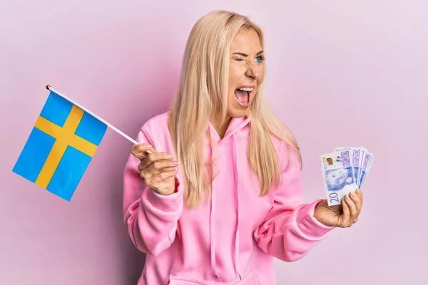 Jonge Blonde Vrouw Met Zweedse Vlag Krone Bankbiljetten Boos Gek — Stockfoto