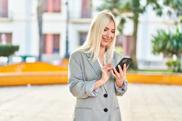 Fiatal Szőke Mosolygós Magabiztos Segítségével Smartphone Parkban — Stock Fotó