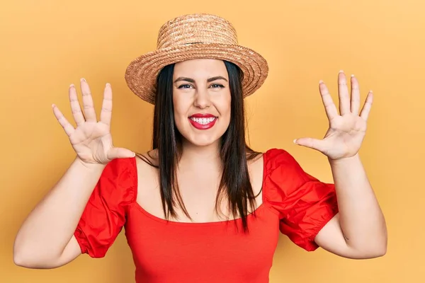 Young Hispanic Woman Wearing Summer Hat Showing Pointing Fingers Number — 스톡 사진