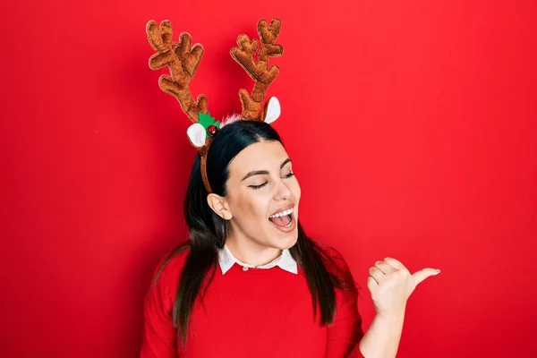 Young Hispanic Woman Wearing Cute Christmas Reindeer Horns Smiling Happy — стоковое фото