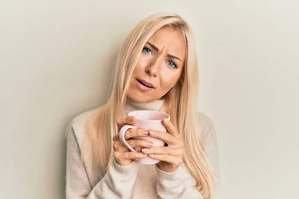 Bir Fincan Kahve Içen Genç Sarışın Kadın Bilgisiz Kafası Karışık — Stok fotoğraf