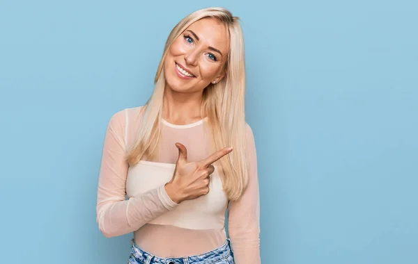 Ung Blond Kvinna Bär Casual Kläder Glad Med Ett Leende — Stockfoto