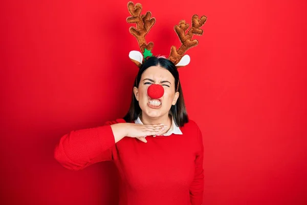 Mladá Hispánka Jelením Vánočním Kloboukem Červeným Nosem Podřezávajícím Hrdlo Jako — Stock fotografie