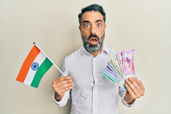 Sakallı Kır Saçlı Elinde Hindistan Bayrağı Rupi Banknotları Olan Orta — Stok fotoğraf