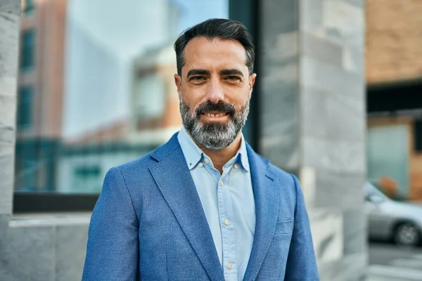 Hombre Negocios Mediana Edad Sonriendo Feliz Pie Ciudad — Foto de Stock