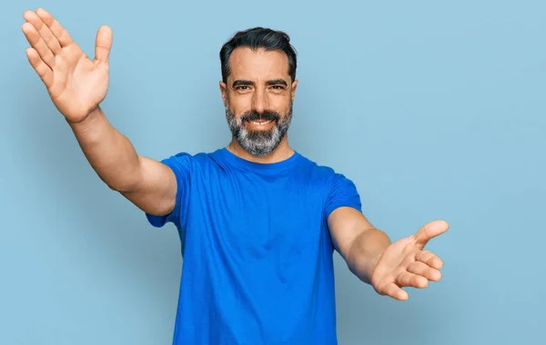 Medelålders Man Med Skägg Klädd Casual Blue Shirt Tittar Kameran — Stockfoto