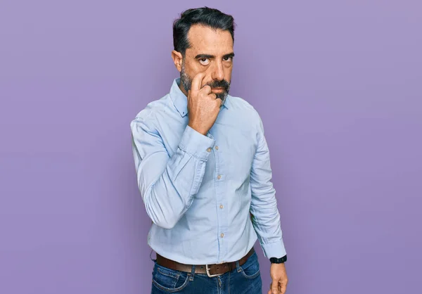 Mann Mittleren Alters Mit Bart Businesshemd Das Auf Das Auge — Stockfoto