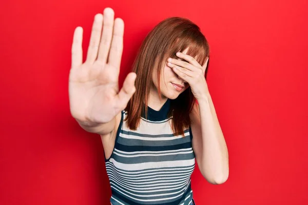 Roodharige Jonge Vrouw Draagt Casual Shirt Bedekken Ogen Met Handen — Stockfoto