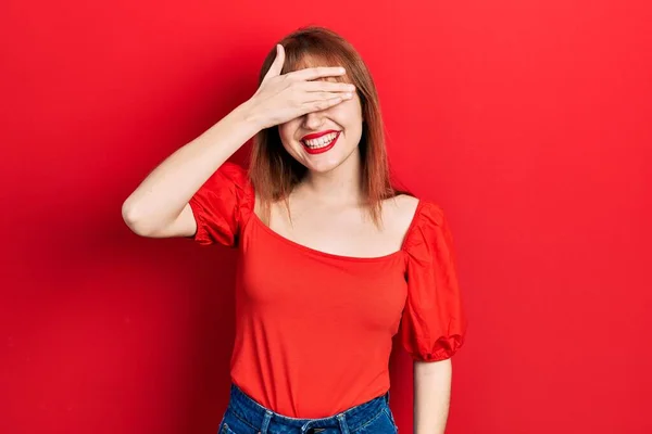 Die Rothaarige Junge Frau Trägt Lässig Ein Rotes Shirt Lächelt — Stockfoto
