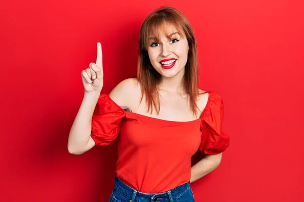 Kırmızı Tişörtlü Kızıl Saçlı Genç Bir Kadın Başarılı Bir Fikri — Stok fotoğraf