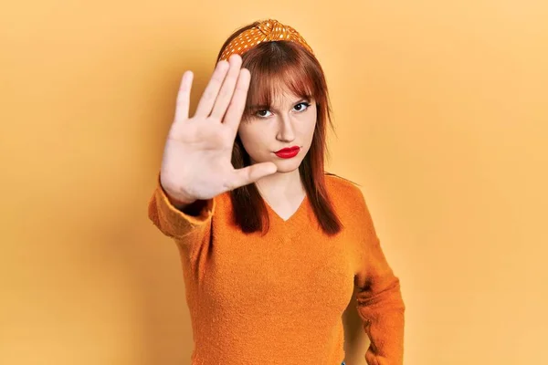 Рыжая Молодая Женщина Обычном Оранжевом Свитере Делает Остановку Петь Ладонью — стоковое фото