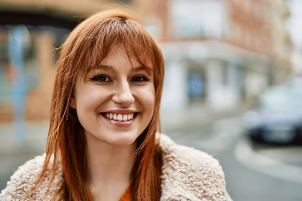 Genç Kızıl Kız Gülümsüyor Mutlu Bir Şekilde Şehirde Duruyor — Stok fotoğraf