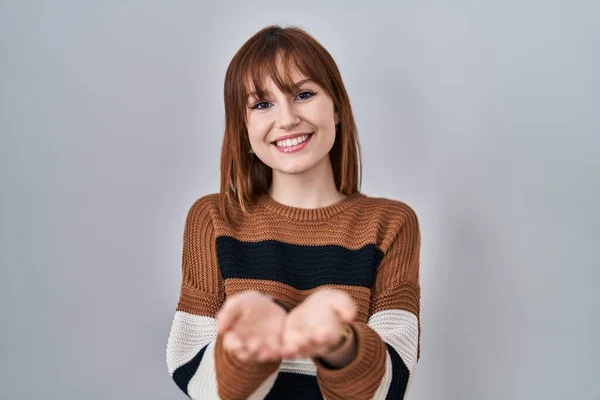 Młoda Piękna Kobieta Nosząca Sweter Paski Odosobnionym Tle Uśmiechnięta Dłońmi — Zdjęcie stockowe