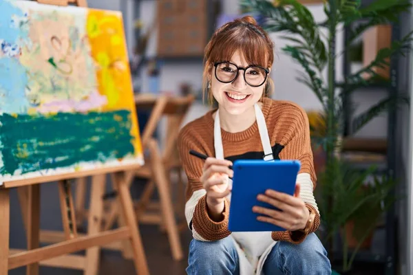 Junge Künstlerin Mit Touchpad Kunstatelier — Stockfoto