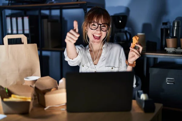 Jovem Mulher Bonita Trabalhando Usando Laptop Computador Comer Comida Entrega — Fotografia de Stock