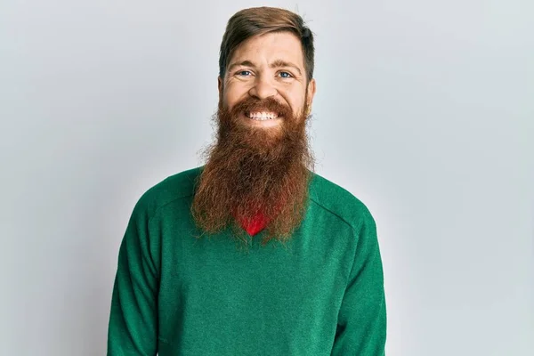 Рудий Чоловік Довгою Бородою Носить Повсякденний Одяг Щасливою Холодною Посмішкою — стокове фото