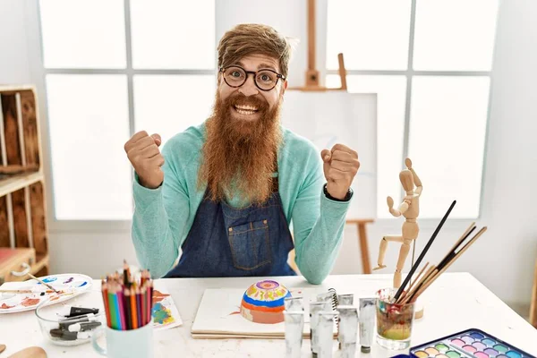 Redhead Man Long Beard Painting Clay Bowl Art Studio Celebrating — Stok fotoğraf
