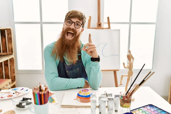 Redhead Man Long Beard Painting Clay Bowl Art Studio Pointing — 图库照片