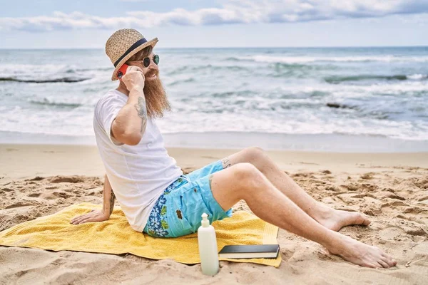 Young Redhead Man Talking Smartphone Sitting Towel Beach — Fotografia de Stock