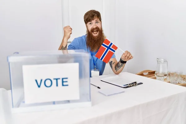 Fehér Férfi Hosszú Szakállal Politikai Kampányválasztáson Norvég Zászlót Büszkén Tartva — Stock Fotó