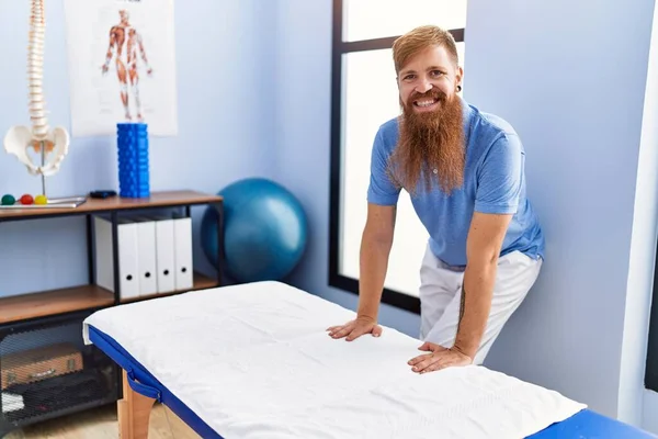 Young Redhead Man Wearing Physiotherapist Uniform Standing Physiotherapy Clinic — Zdjęcie stockowe