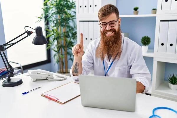 Redhead Man Long Beard Wearing Doctor Uniform Working Using Computer — ストック写真