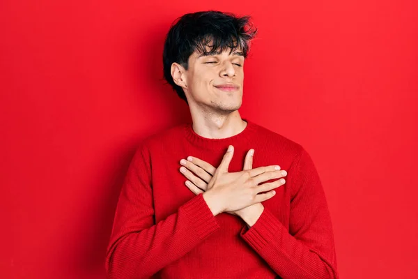 Schöner Junger Hipster Rotem Winterpullover Lächelnd Mit Den Händen Auf — Stockfoto