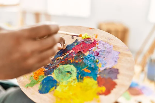 Mano Del Artista Afroamericano Hombre Mezclando Color Paleta Estudio Arte — Foto de Stock