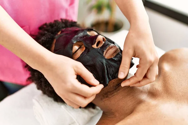 Young African American Man Having Skin Face Treatment Beauty Center — Foto Stock