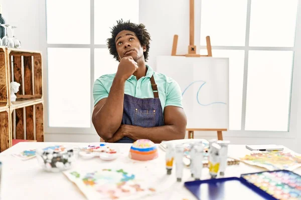 Fiatal Afro Amerikai Férfi Asztalon Művészeti Stúdióban Komoly Arc Gondolkodás — Stock Fotó