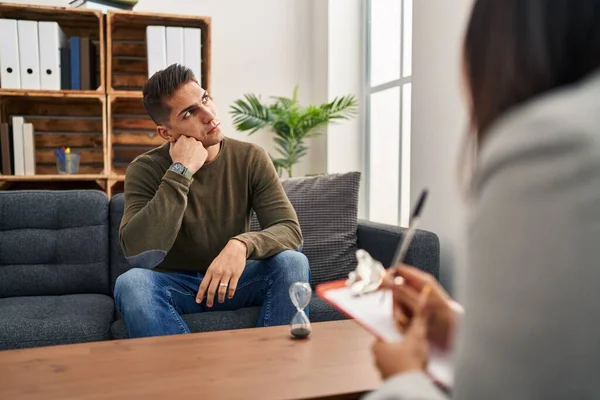 Hombre Mujer Teniendo Sesión Psicología Clínica — Foto de Stock