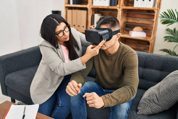Man Woman Having Virtual Reality Psychology Session Clinic — Stok fotoğraf