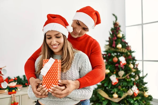 Pareja Joven Abrazándose Sonriendo Feliz Uso Sombrero Navidad Celebración Regalo — Foto de Stock