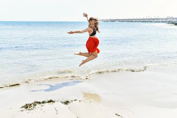 Giovane Cuacasian Ragazza Sorridente Felice Dancing Spiaggia — Foto Stock