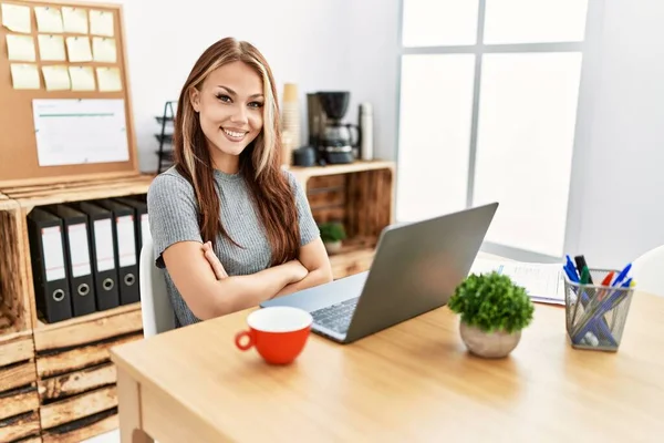 Jonge Brunette Die Werkt Kantoor Met Een Laptop Vrolijk Gezicht — Stockfoto