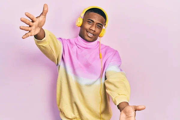 Young Black Man Listening Music Wearing Headphones Looking Camera Smiling —  Fotos de Stock