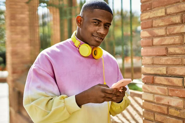 Jeune Homme Afro Américain Souriant Heureux Utilisant Smartphone Ville — Photo