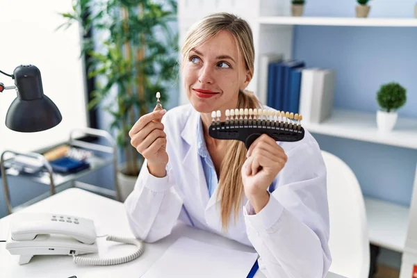 Mujer Dentista Hermosa Comparando Los Dientes Blanqueamiento Sonriente Mirando Lado — Foto de Stock