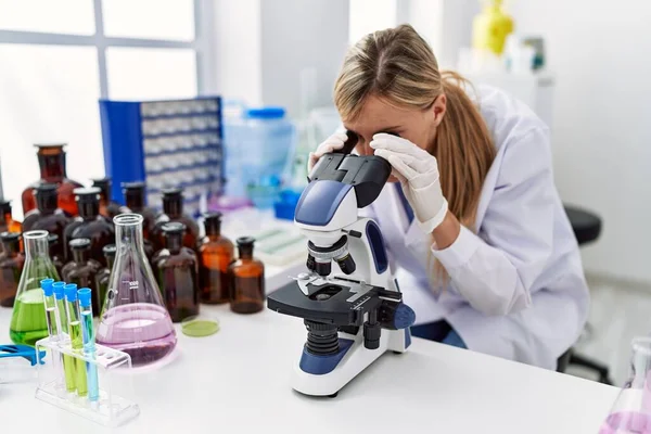 Mladá Blondýna Žena Nosí Vědec Uniformu Pomocí Mikroskopu Laboratoři — Stock fotografie